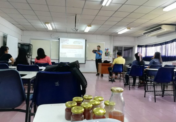 ภาพกิจกรรม โปรแกรมวิชาวิทยาศาสตร์และเทคโนโลยีการอาหาร จัดอบรมเชิงปฏิบัติการ เรื่อง การยืดอายุการเก็บรักษาผลิตภัณฑ์จากข้าวให้กับกลุ่มผลิตภัณฑ์แปรรูปข้าวสร้อยสุวรรณ