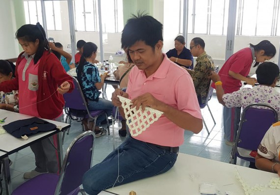 โปรแกรมวิชาวิทยาการตอมพิวเตอร์ จัดกิจกรรมการใช้คอมพิวเตอร์เพื่อสืบค้นข้อมูลการส่งเสริมอาชีพ และการทำเครื่องแขวนไทย