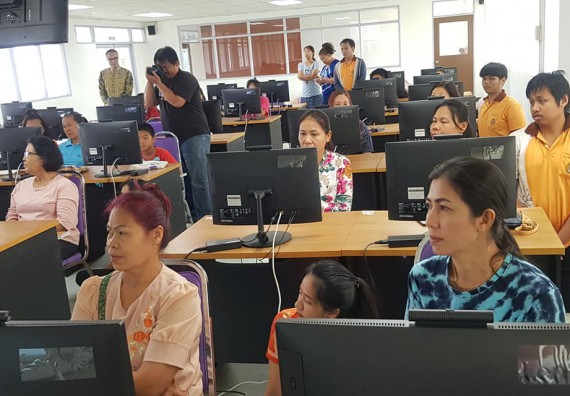 โปรแกรมวิชาวิทยาการตอมพิวเตอร์ จัดกิจกรรมการใช้คอมพิวเตอร์เพื่อสืบค้นข้อมูลการส่งเสริมอาชีพ และการทำเครื่องแขวนไทย