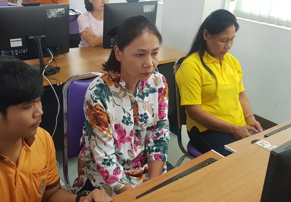 โปรแกรมวิชาวิทยาการตอมพิวเตอร์ จัดกิจกรรมการใช้คอมพิวเตอร์เพื่อสืบค้นข้อมูลการส่งเสริมอาชีพ และการทำเครื่องแขวนไทย