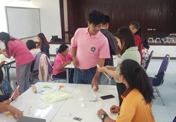 โปรแกรมวิชาวิทยาการตอมพิวเตอร์ จัดกิจกรรมการใช้คอมพิวเตอร์เพื่อสืบค้นข้อมูลการส่งเสริมอาชีพ และการทำเครื่องแขวนไทย