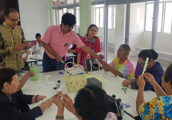 โปรแกรมวิชาวิทยาการตอมพิวเตอร์ จัดกิจกรรมการใช้คอมพิวเตอร์เพื่อสืบค้นข้อมูลการส่งเสริมอาชีพ และการทำเครื่องแขวนไทย