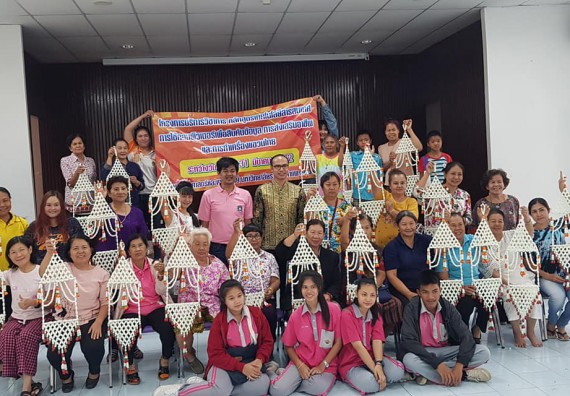 โปรแกรมวิชาวิทยาการตอมพิวเตอร์ จัดกิจกรรมการใช้คอมพิวเตอร์เพื่อสืบค้นข้อมูลการส่งเสริมอาชีพ และการทำเครื่องแขวนไทย