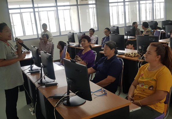 โปรแกรมวิชาวิทยาการตอมพิวเตอร์ จัดกิจกรรมการใช้คอมพิวเตอร์เพื่อสืบค้นข้อมูลการส่งเสริมอาชีพ และการทำเครื่องแขวนไทย