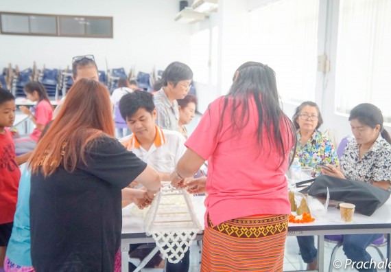 โปรแกรมวิชาวิทยาการตอมพิวเตอร์ จัดกิจกรรมการใช้คอมพิวเตอร์เพื่อสืบค้นข้อมูลการส่งเสริมอาชีพ และการทำเครื่องแขวนไทย