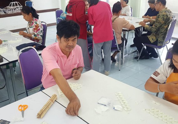 โปรแกรมวิชาวิทยาการตอมพิวเตอร์ จัดกิจกรรมการใช้คอมพิวเตอร์เพื่อสืบค้นข้อมูลการส่งเสริมอาชีพ และการทำเครื่องแขวนไทย