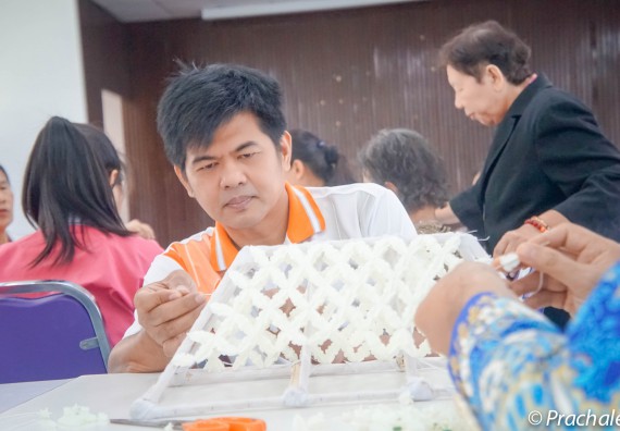 โปรแกรมวิชาวิทยาการตอมพิวเตอร์ จัดกิจกรรมการใช้คอมพิวเตอร์เพื่อสืบค้นข้อมูลการส่งเสริมอาชีพ และการทำเครื่องแขวนไทย