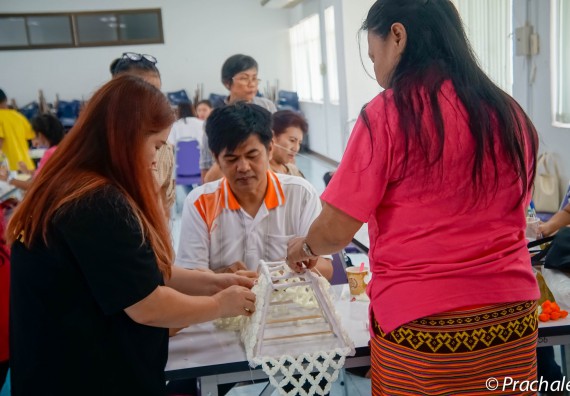 โปรแกรมวิชาวิทยาการตอมพิวเตอร์ จัดกิจกรรมการใช้คอมพิวเตอร์เพื่อสืบค้นข้อมูลการส่งเสริมอาชีพ และการทำเครื่องแขวนไทย