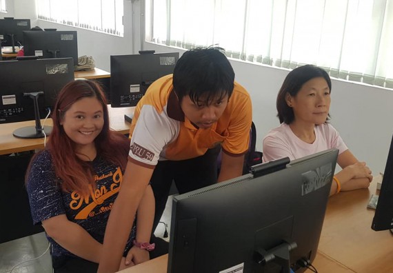 โปรแกรมวิชาวิทยาการตอมพิวเตอร์ จัดกิจกรรมการใช้คอมพิวเตอร์เพื่อสืบค้นข้อมูลการส่งเสริมอาชีพ และการทำเครื่องแขวนไทย