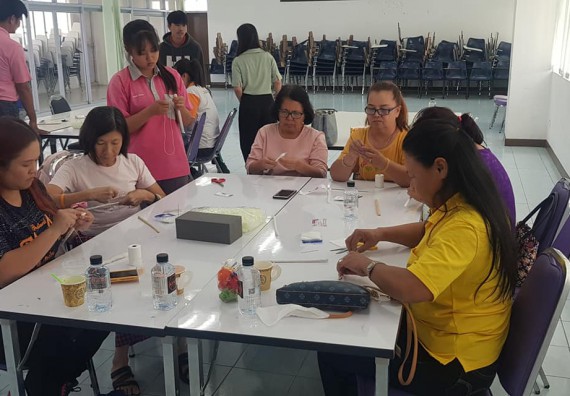 โปรแกรมวิชาวิทยาการตอมพิวเตอร์ จัดกิจกรรมการใช้คอมพิวเตอร์เพื่อสืบค้นข้อมูลการส่งเสริมอาชีพ และการทำเครื่องแขวนไทย