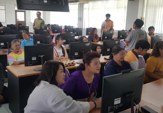 โปรแกรมวิชาวิทยาการตอมพิวเตอร์ จัดกิจกรรมการใช้คอมพิวเตอร์เพื่อสืบค้นข้อมูลการส่งเสริมอาชีพ และการทำเครื่องแขวนไทย