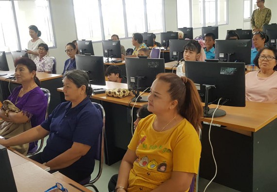 โปรแกรมวิชาวิทยาการตอมพิวเตอร์ จัดกิจกรรมการใช้คอมพิวเตอร์เพื่อสืบค้นข้อมูลการส่งเสริมอาชีพ และการทำเครื่องแขวนไทย