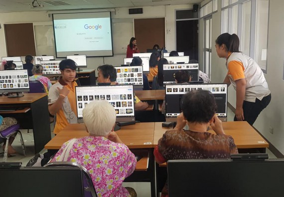 โปรแกรมวิชาวิทยาการตอมพิวเตอร์ จัดกิจกรรมการใช้คอมพิวเตอร์เพื่อสืบค้นข้อมูลการส่งเสริมอาชีพ และการทำเครื่องแขวนไทย