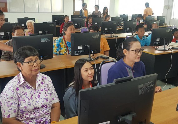 โปรแกรมวิชาวิทยาการตอมพิวเตอร์ จัดกิจกรรมการใช้คอมพิวเตอร์เพื่อสืบค้นข้อมูลการส่งเสริมอาชีพ และการทำเครื่องแขวนไทย