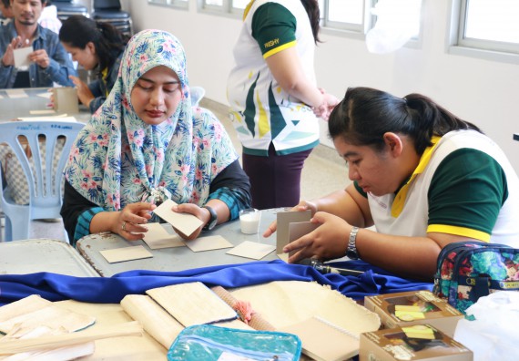 ภาพกิจกรรม  คณะวิทยาศาสตร์และเทคโนโลยี จัดกิจกรรมศึกษาดูงานและอบรมเชิงปฏิบัติการ เรื่อง การทำกระดาษจากต้นกล้วย