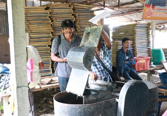 ภาพกิจกรรม  คณะวิทยาศาสตร์และเทคโนโลยี จัดกิจกรรมศึกษาดูงานและอบรมเชิงปฏิบัติการ เรื่อง การทำกระดาษจากต้นกล้วย