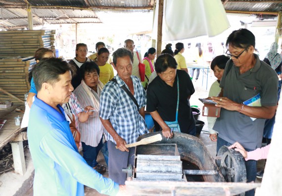 ภาพกิจกรรม  คณะวิทยาศาสตร์และเทคโนโลยี จัดกิจกรรมศึกษาดูงานและอบรมเชิงปฏิบัติการ เรื่อง การทำกระดาษจากต้นกล้วย