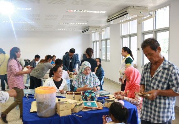 ภาพกิจกรรม  คณะวิทยาศาสตร์และเทคโนโลยี จัดกิจกรรมศึกษาดูงานและอบรมเชิงปฏิบัติการ เรื่อง การทำกระดาษจากต้นกล้วย