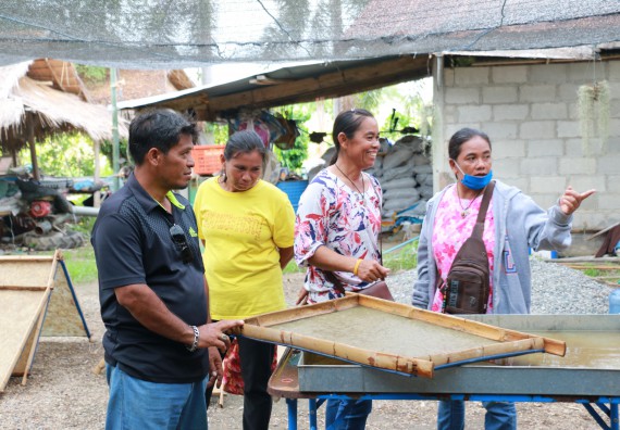 ภาพกิจกรรม  คณะวิทยาศาสตร์และเทคโนโลยี จัดกิจกรรมศึกษาดูงานและอบรมเชิงปฏิบัติการ เรื่อง การทำกระดาษจากต้นกล้วย