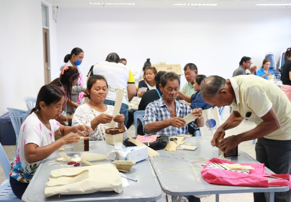 ภาพกิจกรรม  คณะวิทยาศาสตร์และเทคโนโลยี จัดกิจกรรมศึกษาดูงานและอบรมเชิงปฏิบัติการ เรื่อง การทำกระดาษจากต้นกล้วย