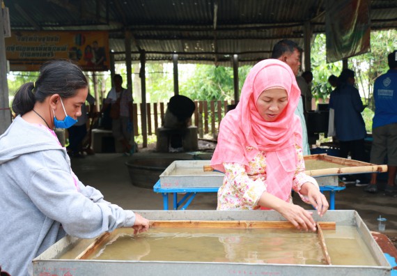 ภาพกิจกรรม  คณะวิทยาศาสตร์และเทคโนโลยี จัดกิจกรรมศึกษาดูงานและอบรมเชิงปฏิบัติการ เรื่อง การทำกระดาษจากต้นกล้วย