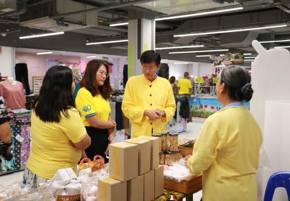 ภาพกิจกรรม คณะวิทยาศาสตร์และเทคโนโลยี จัดนิทรรศการผลิตภัณฑ์สินค้า OTOP ที่ได้รับการพัฒนา