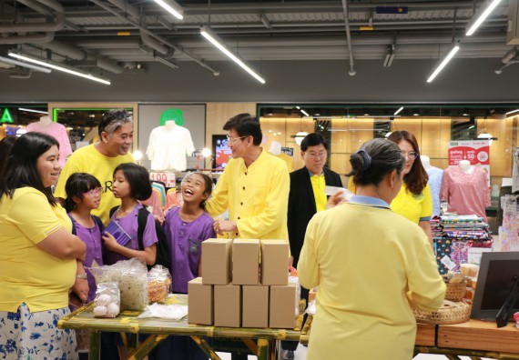 ภาพกิจกรรม คณะวิทยาศาสตร์และเทคโนโลยี จัดนิทรรศการผลิตภัณฑ์สินค้า OTOP ที่ได้รับการพัฒนา