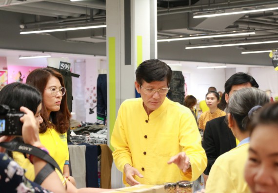 ภาพกิจกรรม คณะวิทยาศาสตร์และเทคโนโลยี จัดนิทรรศการผลิตภัณฑ์สินค้า OTOP ที่ได้รับการพัฒนา