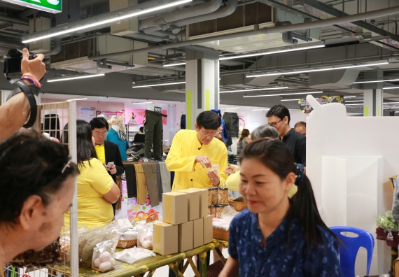 ภาพกิจกรรม คณะวิทยาศาสตร์และเทคโนโลยี จัดนิทรรศการผลิตภัณฑ์สินค้า OTOP ที่ได้รับการพัฒนา