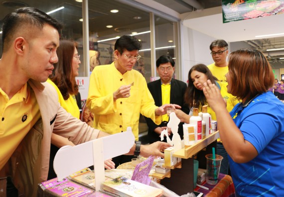 ภาพกิจกรรม คณะวิทยาศาสตร์และเทคโนโลยี จัดนิทรรศการผลิตภัณฑ์สินค้า OTOP ที่ได้รับการพัฒนา