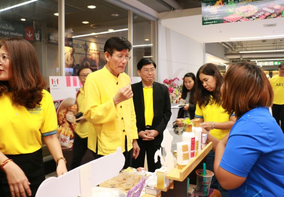 ภาพกิจกรรม คณะวิทยาศาสตร์และเทคโนโลยี จัดนิทรรศการผลิตภัณฑ์สินค้า OTOP ที่ได้รับการพัฒนา