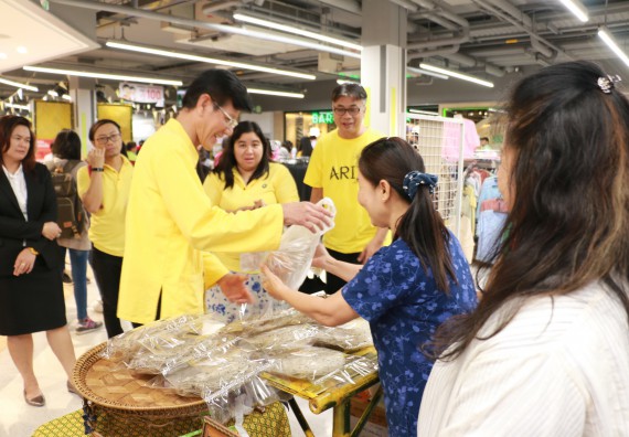 ภาพกิจกรรม คณะวิทยาศาสตร์และเทคโนโลยี จัดนิทรรศการผลิตภัณฑ์สินค้า OTOP ที่ได้รับการพัฒนา