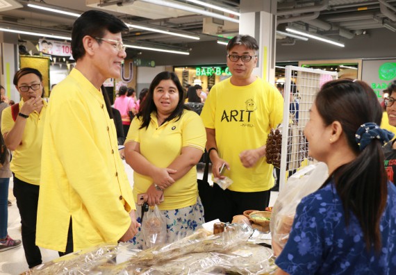 ภาพกิจกรรม คณะวิทยาศาสตร์และเทคโนโลยี จัดนิทรรศการผลิตภัณฑ์สินค้า OTOP ที่ได้รับการพัฒนา