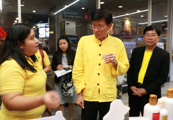 ภาพกิจกรรม คณะวิทยาศาสตร์และเทคโนโลยี จัดนิทรรศการผลิตภัณฑ์สินค้า OTOP ที่ได้รับการพัฒนา