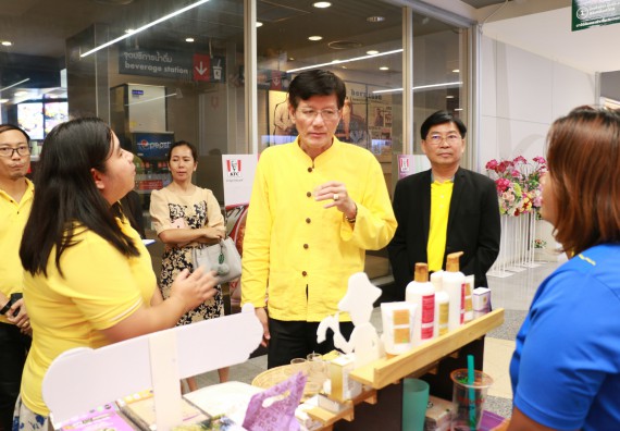 ภาพกิจกรรม คณะวิทยาศาสตร์และเทคโนโลยี จัดนิทรรศการผลิตภัณฑ์สินค้า OTOP ที่ได้รับการพัฒนา