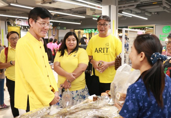 ภาพกิจกรรม คณะวิทยาศาสตร์และเทคโนโลยี จัดนิทรรศการผลิตภัณฑ์สินค้า OTOP ที่ได้รับการพัฒนา