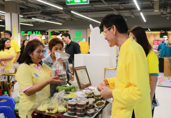 ภาพกิจกรรม คณะวิทยาศาสตร์และเทคโนโลยี จัดนิทรรศการผลิตภัณฑ์สินค้า OTOP ที่ได้รับการพัฒนา