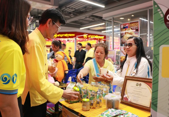 ภาพกิจกรรม คณะวิทยาศาสตร์และเทคโนโลยี จัดนิทรรศการผลิตภัณฑ์สินค้า OTOP ที่ได้รับการพัฒนา