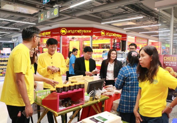 ภาพกิจกรรม คณะวิทยาศาสตร์และเทคโนโลยี จัดนิทรรศการผลิตภัณฑ์สินค้า OTOP ที่ได้รับการพัฒนา