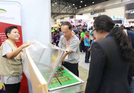 ภาพกิจกรรม คณะวิทยาศาสตร์และเทคโนโลยี จัดนิทรรศการในงานมหกรรมวิทยาศาสตร์และเทคโนโลยีแห่งชาติ