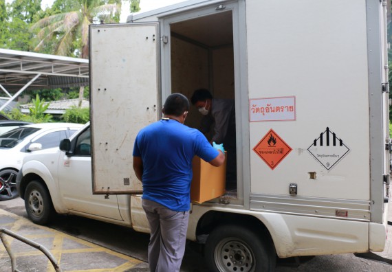 ภาพกิจกรรม ศูนย์วิทยาศาสตร์และวิทยาศาสตร์ประยุกต์ ได้จัดกิจกรรม การกำจัดสารเคมีอันตราย จากห้องปฏิบัติการ