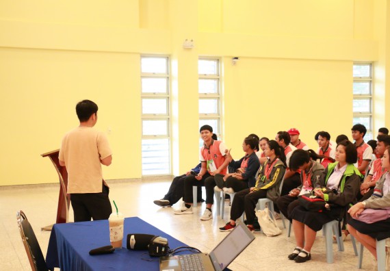 ภาพกิจกรรม คณะวิทยาศาสตร์และเทคโนโลยี จัดอบรมเชิงปฏิบัติการเรื่อง การพัฒนานักศึกษาเพื่อการผลิตสื่อสร้างสรรค์ กิจกรรมพัฒนาความรู้ให้กับนักศึกษาและศิษย์เก่า 