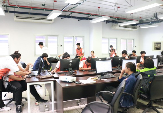 ภาพกิจกรรม คณะวิทยาศาสตร์และเทคโนโลยี จัดอบรมเชิงปฏิบัติการเรื่อง การพัฒนานักศึกษาเพื่อการผลิตสื่อสร้างสรรค์ กิจกรรมพัฒนาความรู้ให้กับนักศึกษาและศิษย์เก่า 