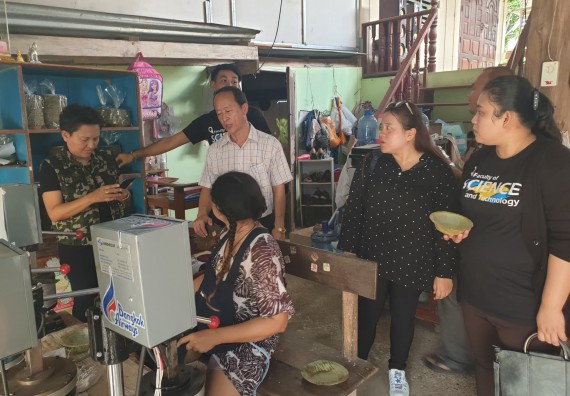 ภาพกิจกรรม  คณะวิทยาศาสตร์และเทคโนโลยี จัดกิจกรรมศึกษาดูงานและอบรมเชิงปฏิบัติการ เรื่อง การทำกระดาษจากต้นกล้วย