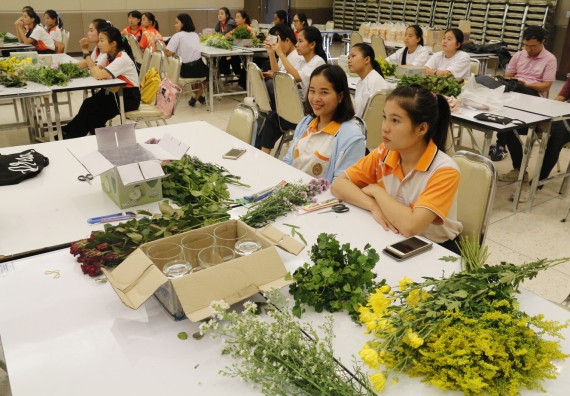 ภาพกิจกรรม นักศึกษาคณะวิทยาศาสตร์และเทคโนโลยี ชั้นปีที่ 4หรือปีที่ 3 หมู่เรียนละ 10 คน เข้าร่วมกิจกรรมส่งเสริมทักษะชีวิตและทักษะอาชีพยุคไทยแลนด์ 4.0