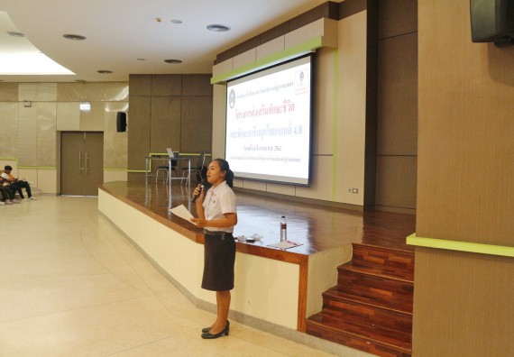 ภาพกิจกรรม นักศึกษาคณะวิทยาศาสตร์และเทคโนโลยี ชั้นปีที่ 4หรือปีที่ 3 หมู่เรียนละ 10 คน เข้าร่วมกิจกรรมส่งเสริมทักษะชีวิตและทักษะอาชีพยุคไทยแลนด์ 4.0