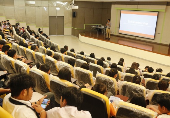 ภาพกิจกรรม นักศึกษาคณะวิทยาศาสตร์และเทคโนโลยี ชั้นปีที่ 4หรือปีที่ 3 หมู่เรียนละ 10 คน เข้าร่วมกิจกรรมส่งเสริมทักษะชีวิตและทักษะอาชีพยุคไทยแลนด์ 4.0