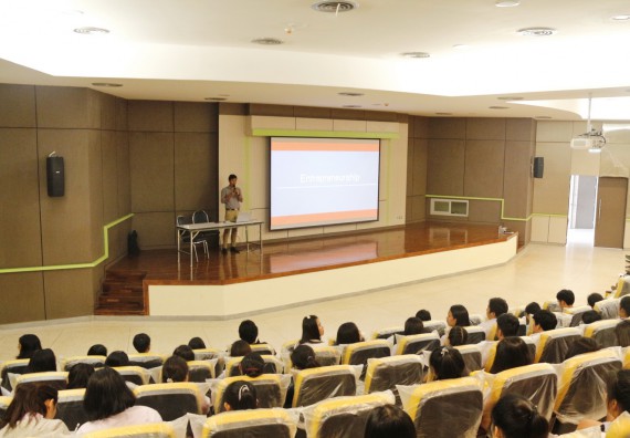 ภาพกิจกรรม นักศึกษาคณะวิทยาศาสตร์และเทคโนโลยี ชั้นปีที่ 4หรือปีที่ 3 หมู่เรียนละ 10 คน เข้าร่วมกิจกรรมส่งเสริมทักษะชีวิตและทักษะอาชีพยุคไทยแลนด์ 4.0