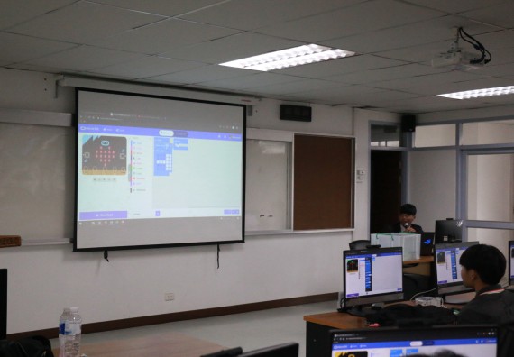ภาพกิจกรรม  โปรแกรมวิชาวิทยาการคอมพิวเตอร์ จัดอบรมเชิงปฏิบัติการ Micro:bit ช่วงที่ 1