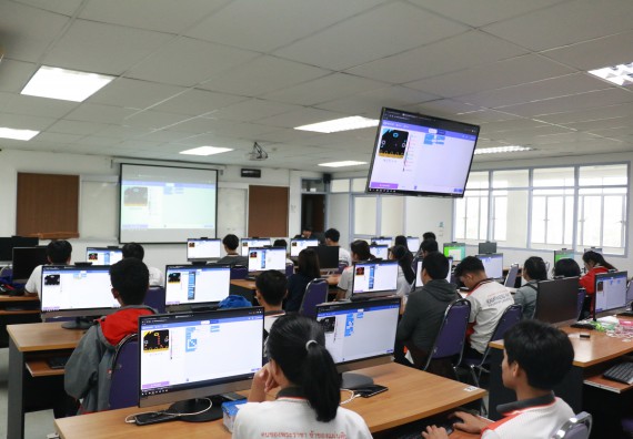 ภาพกิจกรรม  โปรแกรมวิชาวิทยาการคอมพิวเตอร์ จัดอบรมเชิงปฏิบัติการ Micro:bit ช่วงที่ 1